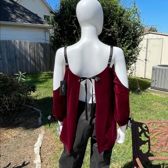 NWT ROMEO & Juliet Couture Burgundy Velvet Open Tie Back Cold Shoulder Top - Picture 5 of 12